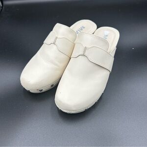 MIA ‎ Cream Clogs Sz 6.5